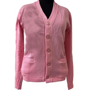 Cárdigan de punto personalizado para mujer de la hermandad universitaria, color rosa claro sólido, cuello en V, estilo universitario con bolsillo OEM. - Product Image 6