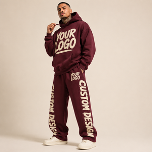 Ensemble survêtement homme personnalisé en coton lourd bordeaux, coupe ample longue avec logo imprimé sur le devant, style streetwear - Product Image 3