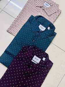 Chemises pour hommes en coton imprimé de qualité supérieure, stock disponible, designs variés de haute qualité, tailles XS-XL, toutes saisons, surplus de production de marque originale - Product Image 3