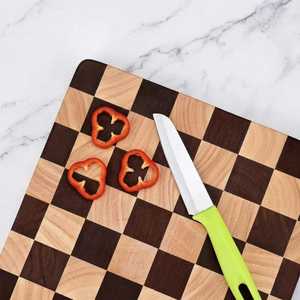 Planche à découper Belladec en bois d'acacia massif avec motif damier, antidérapante, écologique et compatible lave-vaisselle (1,5 cm) - Product Image 2