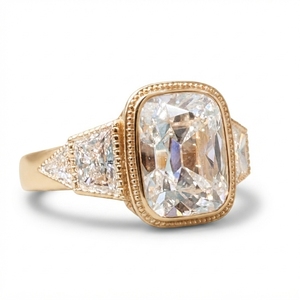 Anillo de Compromiso de Oro Amarillo de 10K con 5.74CT de Diamantes en Total, Anillo de Lujo con Diamante Cultivado en Laboratorio de Corte Cojín de 4.50CT - Product Image 2