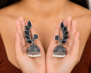 Boucles d'oreilles Jhumka en laiton oxydé argenté avec zircon en forme de feuille pour femmes, vente en gros |   Boucles d'oreilles ethniques indiennes bohèmes pour soirée - Product Image 4