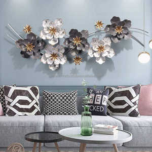 Décoration murale suspendue de luxe léger, sculpture murale ronde en métal doré et gris, motif floral superposé horizontal - Product Image 2