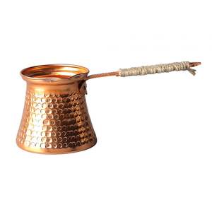 Cafetière turque moderne en cuivre martelé, motif floral audacieux, avec poignée en bois et pot à lait, finition polie brillante pour décoration turque - Product Image 1