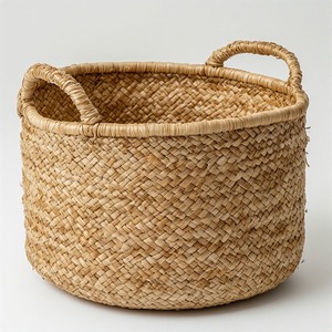 Panier de rangement artisanal en jonc de mer durable avec poignées, idéal pour la cuisine et la salle de bain, texture naturelle et chaleur authentique - Product Image 3