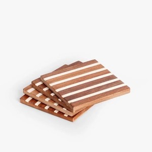 Juego de posavasos de madera natural hechos a mano con resina navideña, posavasos de madera personalizados para restaurante de 5 estrellas - Product Image 1