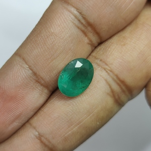 Esmeralda Verde Ovalada de 4.02 Quilates de Zambia, Gema Suelta - Product Image 1