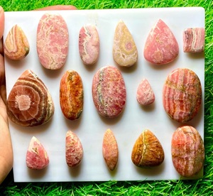 โรโดโครไซต์สีชมพูธรรมชาติทรงคาโบชอง คริสตัลบำบัดเรกิ สำหรับการเจริญเติบโตทางธุรกิจ การผ่อนคลาย และการทำเครื่องประดับ - Product Image 3
