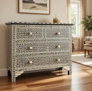 Commode à tiroirs de style méditerranéen avec incrustations en os et motifs géométriques, meuble de rangement moderne pour salon, provenance Inde - Product Image 1