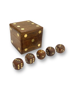 Boîte à dés en bois artisanale de 2 pouces avec un ensemble de 5 dés en bois finition naturelle, boîte de rangement classique pour jeux de table pour le plaisir - Product Image 4