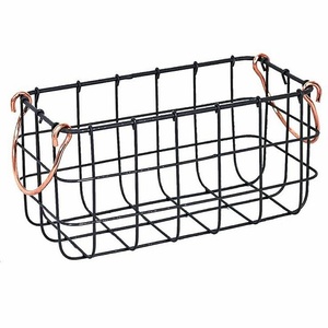 Panier de rangement moderne en fil métallique noir de grande taille avec élégantes poignées en cuivre pour l'organisation de la cuisine et de la salle de bain - Product Image 3
