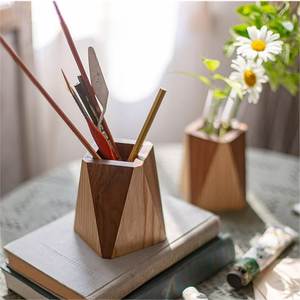 Organisateur de stylos en bois durable pour le bureau, support décoratif en bois pour accessoires de bureau, porte-stylos en bois au design naturel intemporel - Product Image 2