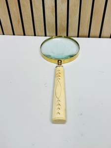 Lupa de Mano de Estilo Vintage de 4'' con Marco de Latón y Mango de Hueso - Product Image 5