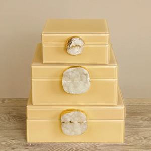 Coffret de rangement pour bijoux en verre jaune miel avec accent en agate naturelle, bordure dorée, finition brillante, organisateur décoratif pour souvenirs - Product Image 1