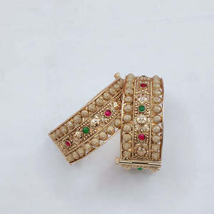 Ensemble de bracelets ouvrables en pierre Pota traditionnelle - Bracelets ethniques en acier inoxydable avec accents de perles - Product Image 1