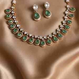 ชุดสร้อยคอและต่างหูรูปทรงลูกแพร์ประดับพลอยสีเขียวสวยงามสำหรับผู้หญิง ทำจากเงินแท้ Gajaah 925 - Product Image 5