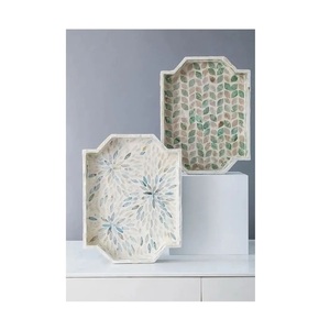 Plateau de service rectangulaire artisanal Imperial Crafted Home en nacre, avec poignée, motif géométrique, design horizontal, moderne et décoratif - Product Image 2