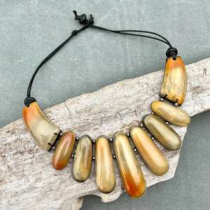 Collier ras du cou en perles de corne de buffle naturelles faites à la main, forme personnalisée, style ethnique, terreux et moderne - Product Image 6