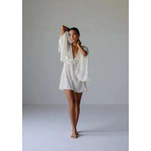 เดรสสั้นสีขาวคอวีสำหรับผู้หญิง แขนกิโมโนสไตล์โบฮีเมียน ทรงหลวม ใส่สบาย เหมาะสำหรับฤดูร้อน ชายหาด พร้อมเชือกผูกเอว สวมใส่สบายๆ สำหรับวันพักผ่อน - Product Image 2