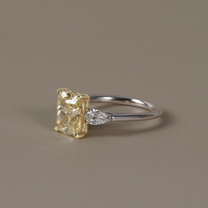 Bague de luxe à trois pierres en diamant de laboratoire jaune vif fantaisie taille coussin de 3,15 carats pour mariage - Product Image 4