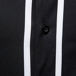 T-shirt pour homme en tissu tissé noir uni avec bordure contrastée blanche, style décontracté - Product Image 3