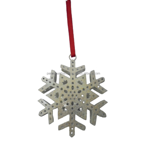Adorno Navideño Colgante de Copo de Nieve, Color Blanco Antiguo, Elegante y Decorativo, Estilo Moderno, Producto Hecho a Mano con Acabado en Níquel - Product Image 1