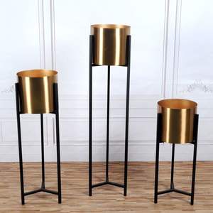 Jardinière en métal de qualité supérieure avec support, alliant durabilité, beauté et hauteur idéale pour une présentation botanique élégante - Product Image 1