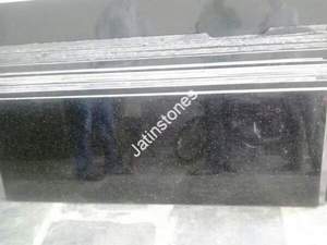 Plan de travail en granit noir Galaxy, surface en pierre naturelle polie pour cuisine et salle de bain, intérieur élégant, stylé et contemporain - Product Image 4