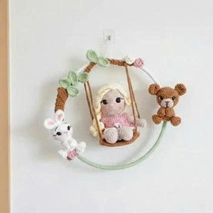 Décoration murale en crochet de coton doux faite à la main pour chambre d'enfant, thème Lapin Teddy et Prince, avec mélange de feuilles - Product Image 5