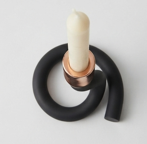 Porte-bougie moderne noir en forme de S avec coupelle en cuivre pour bougie conique, idéal pour la décoration intérieure - Product Image 3