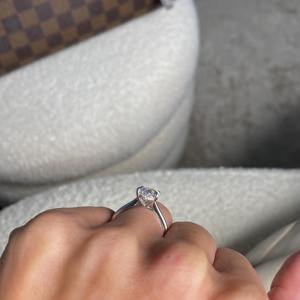 Anillo de Compromiso con Diamante Ovalado de 2 Quilates Cultivado en Laboratorio, Oro Blanco de 14k, Engaste Solitario Catedral con Halo Oculto, Certificado IGI - Product Image 3