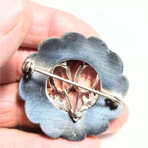 Broche écossaise vintage à motif écossais, avec deux pierres de cristal de roche à facettes - Cadre en forme de dodécágone, pour tenues traditionnelles tartan et kilt - Product Image 5