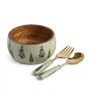Ensemble de saladiers en bois de manguier faits à la main avec couverts à motif Mughal plaqués or et finition émaillée, pour une présentation de luxe. - Product Image 3