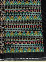Tissu en velours noir brodé d'un motif floral géométrique traditionnel et orné pour robes ethniques, caftans, vestes, costumes.