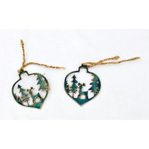 Ornement de Noël personnalisé en métal en forme de renne, finition patine verte, découpé au laser, motif forêt de pin, étiquettes suspendues pour cadeaux et arbres - Product Image 1