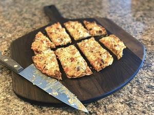 Tabla de Cortar Pizza Personalizada con Asa, Diseño Grabado, Acabado Liso, Superficie Resistente, Ideal para Preparar, Servir y Exhibir - Product Image 4