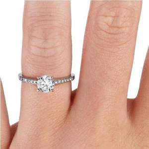 Anillo de Compromiso de Oro de 10K con Engaste Catedral Atemporal, Detalles de Diamantes Pavé Brillantes y Diamante Central Cultivado en Laboratorio - Product Image 3