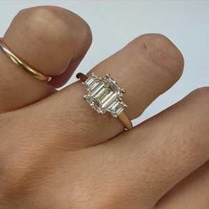 แหวนเพชรทรงเอเมอรัลด์ 2 กะรัต เพชรเลี้ยงในห้องปฏิบัติการ ทอง 14K แหวนสามเม็ด สำหรับหมั้น แต่งงาน ครบรอบ ผู้ผลิตเครื่องประดับ ผู้ส่งออกเครื่องประดับ - Product Image 3
