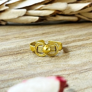 Nouvelle Bague Nœud Tendance Minimaliste en Laiton pour Hommes, Plaqué Or 18 carats, avec Perle Centrale Infini, pour Vente en Gros/OEM/ODM - Product Image 1