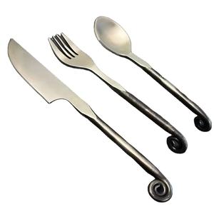 ชุดช้อนส้อมสแตนเลสสตีลคุณภาพสูง งานแฮนด์เมด สไตล์ยุคกลาง 3 ชิ้น พร้อมปลอกหนัง  แบบใหม่ - Product Image 1