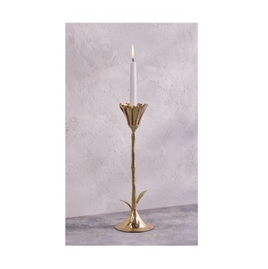 Support de bougie vintage en métal doré avec pétales texturés, bougeoir fantaisie à tige florale, base trompette, pièce maîtresse décorative - Product Image 1