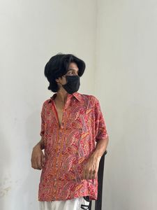 Camisas Casuales de Manga Corta para Hombre, Estampado Paisley, Cuello en V, Corte Regular, Tejido de Punto, 100% Seda, Rojo con Estampado Floral, Verano - Product Image 1