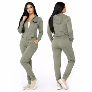 ชุดวอร์มผู้หญิงสีเขียวมะกอกแบบขายส่ง เสื้อฮู้ดซิปและกางเกงจ็อกเกอร์ ชุดลำลองผ้าฝ้ายฟลีซ สวีทสูท รับสกรีนโลโก้ - Product Image 1