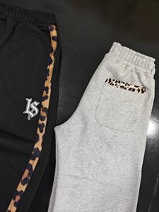 Pantalones Deportivos de Felpa 100% Algodón, con Estampado de Leopardo, Rayas Laterales de Dos Tonos, Puños Ajustables y Logotipo Bordado - Product Image 3