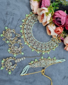 Conjunto nupcial étnico tradicional de doble pieza con gargantilla y collar con incrustaciones de circonitas cúbicas, pendientes Chadbali a juego y Mangtika al por mayor - Product Image 4