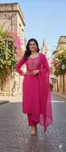 Ensemble Salwar Kameez traditionnel indien en rayonne avec broderies, pour les mariages et les fêtes, à prix abordable. - Product Image 2