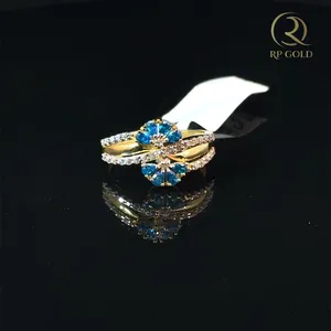 Bague de cocktail élégante en or 24 carats de luxe avec pierre précieuse bleue, motif floral et accents de diamants pour femme, idéale pour les mariages et les soirées, cadeau - Product Image 1