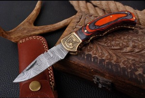 Couteau de poche pliant avec lame en damas, manche en bois et laiton, aigle gravé, avec étui en cuir - Product Image 4