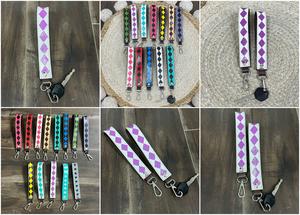 Porte-clés tendance style western en cuir de vachette fait main avec motif à carreaux, cordon artisanal, porte-clés unisexe - Product Image 2