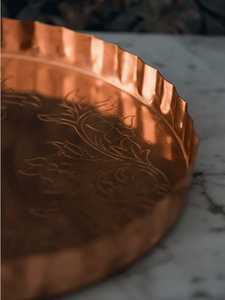 Plateau décoratif moderne en cuivre de qualité supérieure, gravé à la main avec motif abstrait, poignée, emballage individuel, qualité vintage - Product Image 2